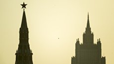 Водовзводная башня Московского Кремля (слева) и высотное здание министерства иностранных дел РФ. Архивное фото Водовзводная башня Московского Кремля (слева) и высотное здание министерства иностранных дел РФ. Архивное фото