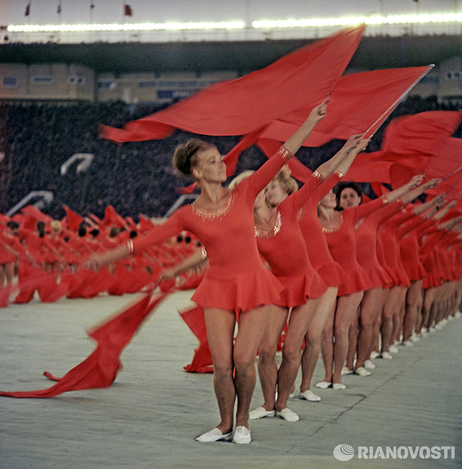 Выступление гимнастов на церемонии открытия IV летней Спартакиады народов СССР. Центральный стадион имени В.И. Ленина (ныне стадион Лужники) Выступление гимнастов на церемонии открытия IV летней Спартакиады народов СССР. Центральный стадион имени В.И. Ленина (ныне стадион Лужники)