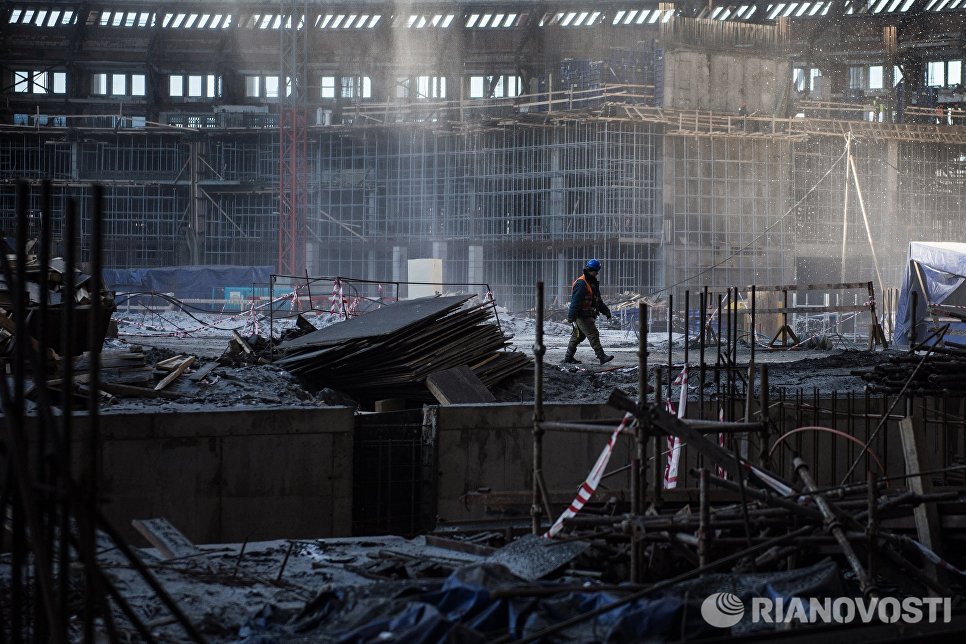 Рабочий на строительной площадке Большой спортивной арены Лужники в Москве, где проходят работы по реконструкции стадиона Рабочий на строительной площадке Большой спортивной арены Лужники в Москве, где проходят работы по реконструкции стадиона