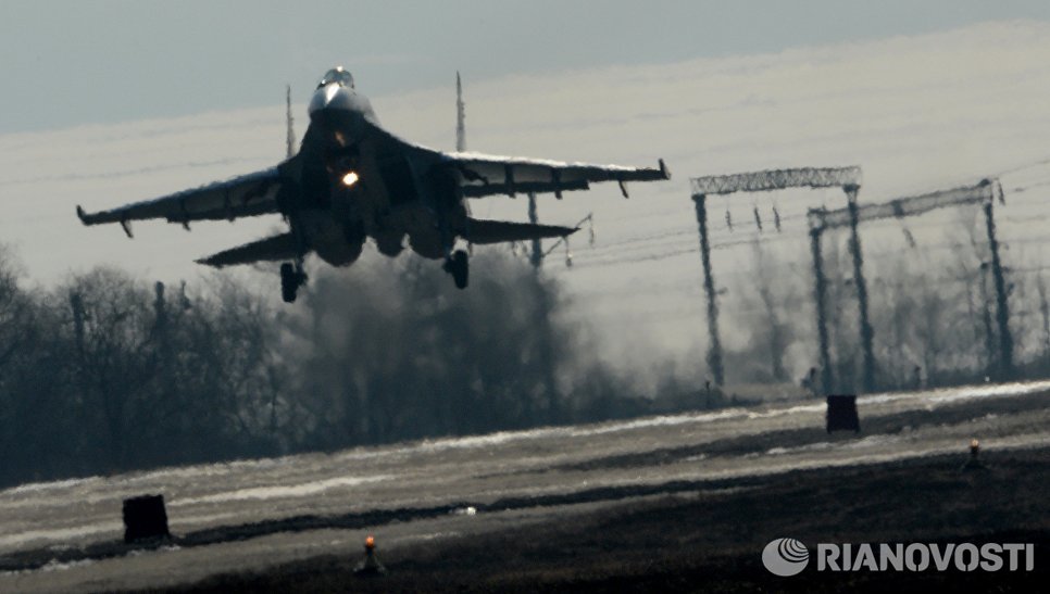 Истребитель Су-35С во время приземления в истребительном авиационном полку на аэродроме Центральная Угловая в Приморском крае Истребитель Су-35С во время приземления в истребительном авиационном полку на аэродроме Центральная Угловая в Приморском крае