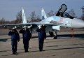 Военные летчики на фоне истребителя Су-35С в истребительном авиационном полку на аэродроме Центральная Угловая в Приморском крае Военные летчики на фоне истребителя Су-35С в истребительном авиационном полку на аэродроме Центральная Угловая в Приморском крае