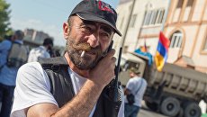 Отец арестованного Арама Манукяна, лидер группы Сасна црер Павлик Манукян на территории захваченного полка полиции в Ереване. Архивное фото Отец арестованного Арама Манукяна, лидер группы Сасна црер Павлик Манукян на территории захваченного полка полиции в Ереване. Архивное фото