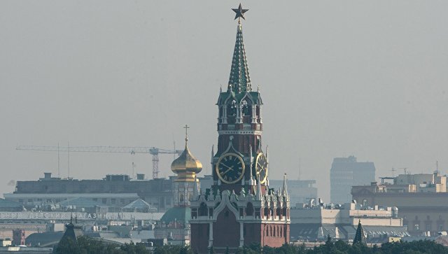 Смог в Москве. Спасская башня Московского Кремля