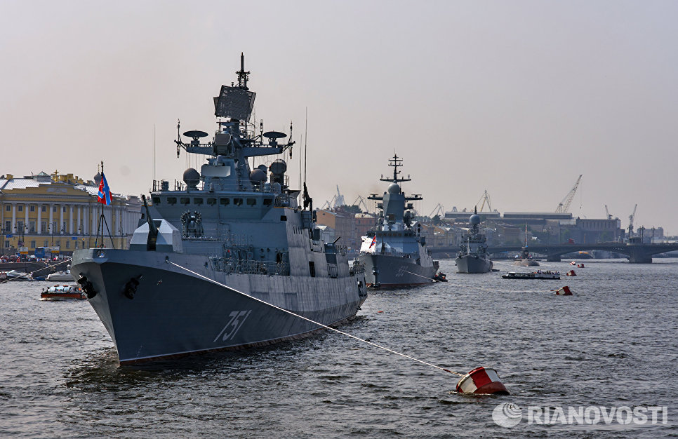Сторожевой фрегат Адмирал Эссен вошел в акваторию Невы для участия в параде ко Дню ВМФ Сторожевой фрегат Адмирал Эссен вошел в акваторию Невы для участия в параде ко Дню ВМФ