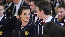 Двукратная олимпийская чемпионка Елена Исинбаева и чемпион мира (бег на 110 м с барьерами) Сергей Шубенков перед началом встречи президента России Владимира Путина Двукратная олимпийская чемпионка Елена Исинбаева и чемпион мира (бег на 110 м с барьерами) Сергей Шубенков перед началом встречи президента России Владимира Путина