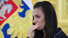 Елена Исинбаева выступает на встрече президента России Владимира Путина с членами олимпийской сборной России. 27 июля 2016 Елена Исинбаева выступает на встрече президента России Владимира Путина с членами олимпийской сборной России. 27 июля 2016
