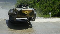 Боевая машина десантная преодолевает водную преграду. Архивное фото Боевая машина десантная преодолевает водную преграду. Архивное фото