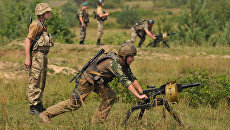 Военнослужащие пограничных войск Украины во время стрельб из 30-мм автоматического станкового гранатомёта (АГС-17) на полигоне в Львовской области Военнослужащие пограничных войск Украины во время стрельб из 30-мм автоматического станкового гранатомёта (АГС-17) на полигоне в Львовской области