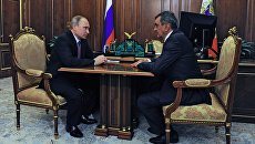 Президент России Владимир Путин и губернатор Севастополя Сергей Меняйло во время встречи в Кремле. 27 июля 2016 Президент России Владимир Путин и губернатор Севастополя Сергей Меняйло во время встречи в Кремле. 27 июля 2016