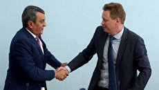 Временно исполняющий обязанности губернатора Севастополя Дмитрий Овсянников (справа) и экс-губернатор Севастополя, полномочный представитель президента РФ в Сибирском федеральном округе Сергей Меняйло на встрече с членами правительства Севастополя. 29 июля 2016 Временно исполняющий обязанности губернатора Севастополя Дмитрий Овсянников (справа) и экс-губернатор Севастополя, полномочный представитель президента РФ в Сибирском федеральном округе Сергей Меняйло на встрече с членами правительства Севастополя. 29 июля 2016