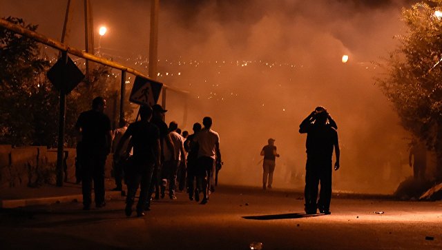 В захваченном помещении милиции в Ереване звучат выстрелы