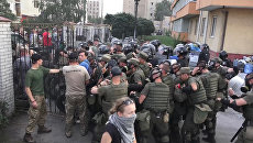Радикалы дрались с полицией и кидали дымовые шашки у здания суда в Киеве Радикалы дрались с полицией и кидали дымовые шашки у здания суда в Киеве