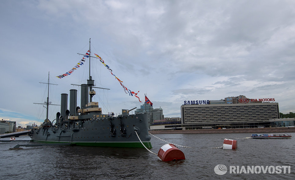 Крейсер Аврора, открывшийся после реставрации для посетителей, у Петроградской набережной в Санкт-Петербурге Крейсер Аврора, открывшийся после реставрации для посетителей, у Петроградской набережной в Санкт-Петербурге