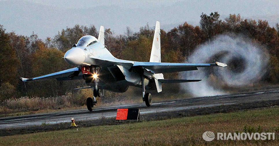 Новый многоцелевой истребитель Су-30 М2 совершает посадку на военном аэродроме Центральная Угловая в Приморском крае