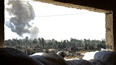 Дым над южным кварталом Рамусе сирийского города Алеппо. Архивное фото Дым над южным кварталом Рамусе сирийского города Алеппо. Архивное фото