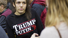 Девушка ожидает выступление кандидата в президенты США Дональда Трампа в Плимуте. Архивное фото Девушка ожидает выступление кандидата в президенты США Дональда Трампа в Плимуте. Архивное фото