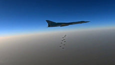 Дальний бомбардировщик ВКС РФ Ту-22м3 во время нанесения бомбовых авиаударов по объектам ИГ в Сирии Дальний бомбардировщик ВКС РФ Ту-22м3 во время нанесения бомбовых авиаударов по объектам ИГ в Сирии