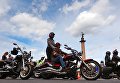 Участники парад мотоциклов в рамках мотофестиваля St.Petersburg Harley® Days на Дворцовой площади Участники парад мотоциклов в рамках мотофестиваля St.Petersburg Harley® Days на Дворцовой площади