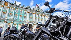 Участники мотофестиваля St.Petersburg Harley® Days во время построения мотопарада на Дворцовой площади Участники мотофестиваля St.Petersburg Harley® Days во время построения мотопарада на Дворцовой площади