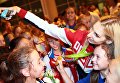 Спортсменка сборной России Анастасия Близнюк фотографируется с поклонницами во время церемонии встречи в аэропорту Шереметьево Спортсменка сборной России Анастасия Близнюк фотографируется с поклонницами во время церемонии встречи в аэропорту Шереметьево