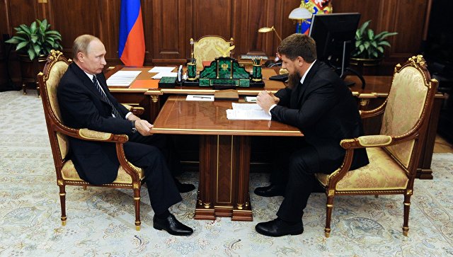 Президент России Владимир Путин и временно исполняющий обязанности главы Чеченской Республики Рамзан Кадыров во время встречи в Кремле. 25 августа 2016 Президент России Владимир Путин и временно исполняющий обязанности главы Чеченской Республики Рамзан Кадыров во время встречи в Кремле. 25 августа 2016