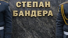 У памятника Степану Бандере во Львове. Архивное фото У памятника Степану Бандере во Львове. Архивное фото