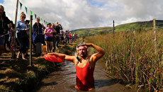 Чемпионат по нырянию в болото в Великобритании (World Bog Snorkelling Championship) Чемпионат по нырянию в болото в Великобритании (World Bog Snorkelling Championship)