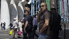 Прохожие у центра Жоржа Помпиду в Париже. Архив Прохожие у центра Жоржа Помпиду в Париже. Архив