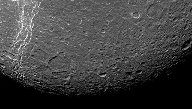 Астрономы нашли загадочные "петроглифы" на спутнике Сатурна 