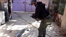 Эксперт из миссии ООН в Сирии обследует гильзу от снаряда в пригороде Дамаска Эксперт из миссии ООН в Сирии обследует гильзу от снаряда в пригороде Дамаска
