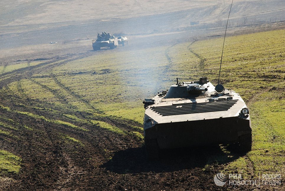 Военная техника ополчения ДНР во время учений на полигоне в Старобешевском районе Донецкой области. На первом плане боевая машина пехоты (БМП-1 Военная техника ополчения ДНР во время учений на полигоне в Старобешевском районе Донецкой области. На первом плане боевая машина пехоты (БМП-1