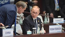 Владимир Путин и помощник президента Юрий Ушаков во время первого рабочего заседания глав делегаций государств-участников Группы двадцати Владимир Путин и помощник президента Юрий Ушаков во время первого рабочего заседания глав делегаций государств-участников Группы двадцати