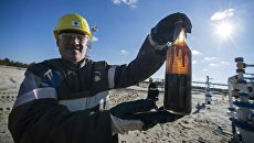 Добыча нефти. Архивное фото Добыча нефти. Архивное фото