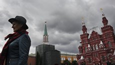 Женщина на Красной площади в Москве Женщина на Красной площади в Москве
