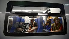Пассажиры в салоне электропоезда Московского центрального кольца. Архивное фото Пассажиры в салоне электропоезда Московского центрального кольца. Архивное фото