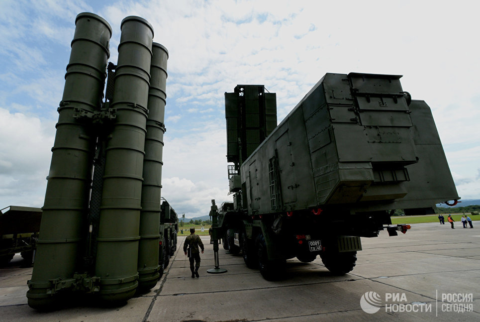 Зенитный ракетный комплекс С-400 Триумф на аэродроме Центральная Угловая на церемонии открытия Международного военно-технического форума АРМИЯ-2016 Зенитный ракетный комплекс С-400 Триумф на аэродроме Центральная Угловая на церемонии открытия Международного военно-технического форума АРМИЯ-2016