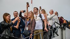 Пассажиры самолета авиакомпании Белавиа первого рейса, прибывшего в аэропорт Жуковский Пассажиры самолета авиакомпании Белавиа первого рейса, прибывшего в аэропорт Жуковский