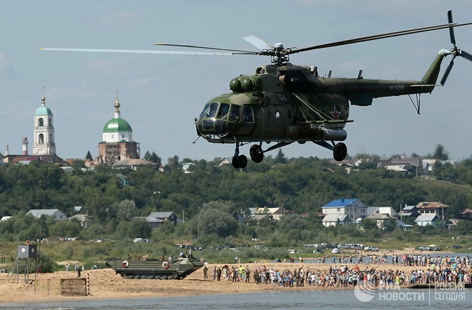 Вертолет Ми-8 во время международных соревнований подразделений инженерных войск Открытая вода - 2016, проходящих в рамках Международных армейских игр-2016, в Муроме Вертолет Ми-8 во время международных соревнований подразделений инженерных войск Открытая вода - 2016, проходящих в рамках Международных армейских игр-2016, в Муроме