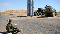 Военнослужащий у зенитно-ракетной системы С-300ПС. Архивное фото Военнослужащий у зенитно-ракетной системы С-300ПС. Архивное фото