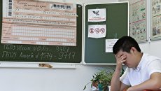 Ученик перед началом единого государственного экзамена по математике в школе в Москве Ученик перед началом единого государственного экзамена по математике в школе в Москве