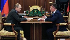 Президент РФ Владимир Путин и министр труда и социальной защиты РФ Максим Топилин во время встречи в Кремле Президент РФ Владимир Путин и министр труда и социальной защиты РФ Максим Топилин во время встречи в Кремле