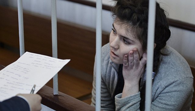 Суд оставил под стражей студентку Караулову