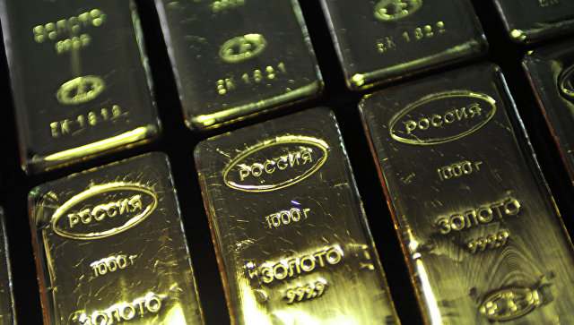 Золото слабо дорожает на увеличении спроса на безопасные активы