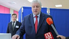 Председатель партии Справедливая Россия Сергей Миронов во время интервью журналистам в единый день голосования на избирательном участке №73 в Москве. Председатель партии Справедливая Россия Сергей Миронов во время интервью журналистам в единый день голосования на избирательном участке №73 в Москве.