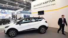 Автомобиль Renault Kaptur на выставке. Архивное фото. Автомобиль Renault Kaptur на выставке. Архивное фото.