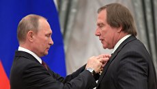 Президент РФ Владимир Путин и художественный руководитель Санкт-Петербургского Дома музыки Сергей Ролдугин на церемонии вручения государственных наград за выдающиеся достижения. 22 сентября 2016 Президент РФ Владимир Путин и художественный руководитель Санкт-Петербургского Дома музыки Сергей Ролдугин на церемонии вручения государственных наград за выдающиеся достижения. 22 сентября 2016