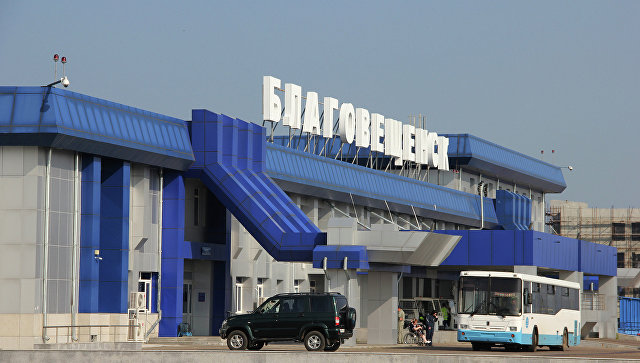 В аэропорту Благовещенска самолет совершил экстренную посадку