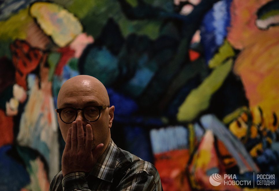 Посетитель на открытии выставки Василий Кандинский и Россия в корпусе Бенуа Русского музея в Санкт-Петербурге Посетитель на открытии выставки Василий Кандинский и Россия в корпусе Бенуа Русского музея в Санкт-Петербурге