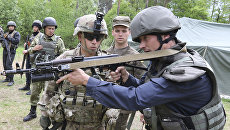 Американские и украинские военные во время учений во Львовской области. Архивное фото Американские и украинские военные во время учений во Львовской области. Архивное фото