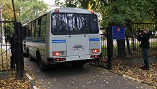 Сотрудники полиции у здания Ространснадзора в Москве, где проводятся обыски по уголовному делу о получении взяток. Архивное фото Сотрудники полиции у здания Ространснадзора в Москве, где проводятся обыски по уголовному делу о получении взяток. Архивное фото